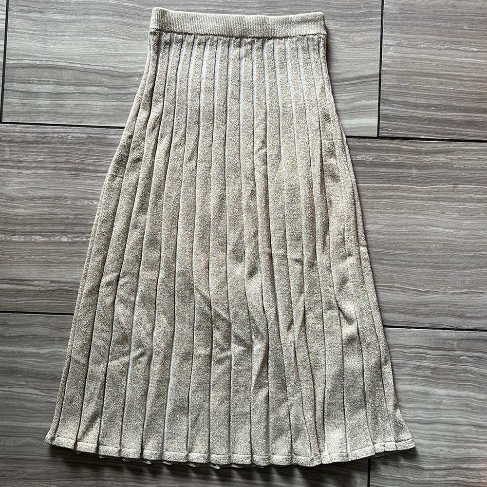 Like new 💖 Aritzia Wilfred XXS/XS Accordion Pleated Tinsel Knit Gold Midi Skirt